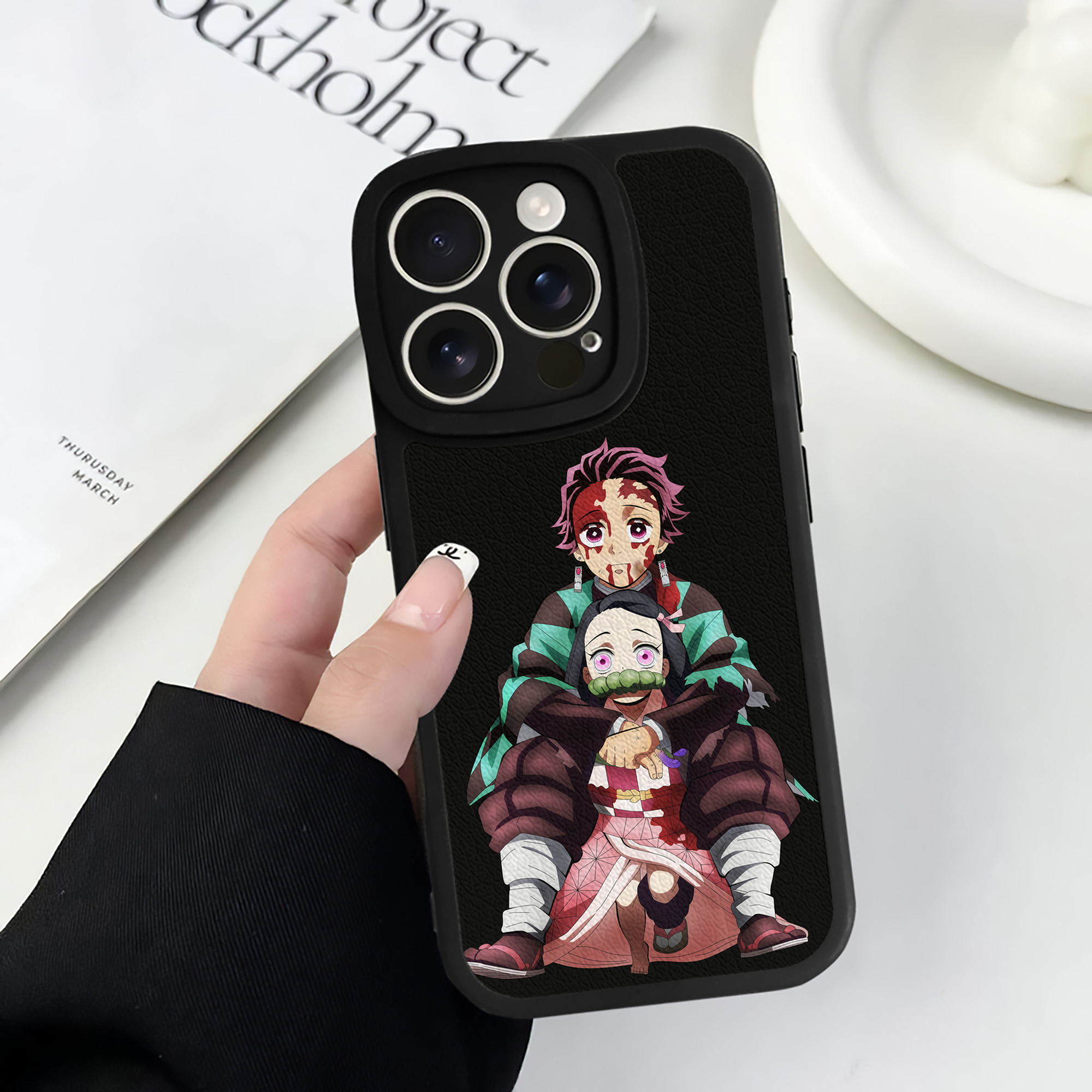 （画像用） 鬼滅の刃（きめつのやいば）竈門 禰󠄀豆子／かまど ねずこ Kamado Nezuko 【iPhone 16シリーズ対応】シリコンスマホケース（レザー調） 材質：シリコン